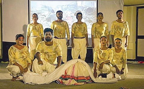 ‘ஸ்திரீ பர்வம்’ நாடகத்தில் ஒரு காட்சி