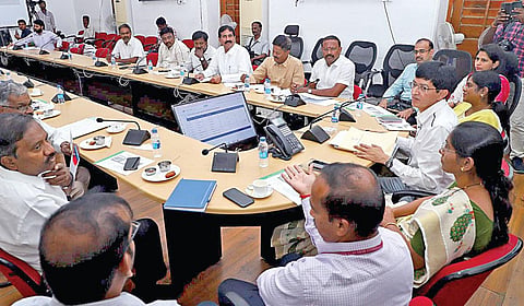 மக்களவைத் தேர்தலில் பயன்படுத்தப்பட உள்ள துணை மின்னணு வாக்குப்பதிவு இயந்திரங்களை கணினி குலுக்கல் முறையில் தேர்வு செய்யும் பணி தொடர்பாக மாவட்ட தேர்தல் அலுவலர் ராதாகிருஷ்ணன் தலைமையில் அனைத்து கட்சிக் கூட்டம் சென்னை மாநகராட் சி வளாகத்தில் நேற்று நடைபெற்றது.
| படம்: ம.பிரபு |