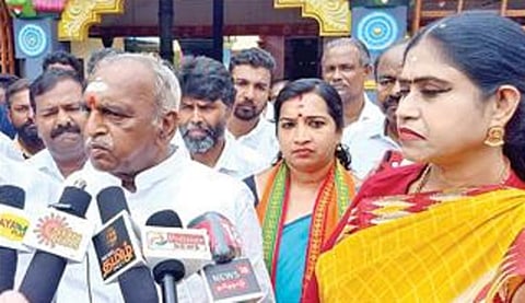 மார்த்தாண்டம் அருகே பயணம் கிராமத்தில் நேற்று தேர்தல் பிரச்சாரம் மேற்கொண்ட கன்னியாகுமரி மக்களவை தொகுதி பாஜக வேட்பாளர் பொன் ராதா கிருஷ்ணன் செய்தியாளர்களுக்கு பேட்டியளித்தார். உடன் விளவங்கோடு இடைத்தேர்தல் பாஜக வேட்பாளர் நந்தினி.