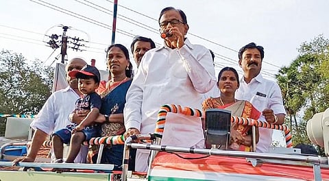 கல்குறிச்சியில் காங்கிரஸ் வேட்பாளர் கார்த்தி சிதம்பரத்தை ஆதரித்து பிரச்சாரம் செய்த முன்னாள் மத்திய அமைச்சர் ப.சிதம்பரம்.