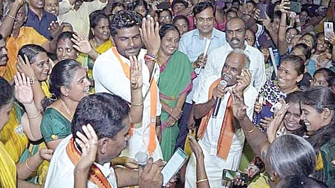 கோவை வெள்ளக்கிணறு பகுதியில் தேர்தல் பிரச்சாரம் மேற்கொண்ட பாஜக மாநிலத் தலைவர் அண்ணாமலை, தன்னை வரவேற்று வள்ளி கும்மி நடனமாடியவர்களுடன் இணைந்து நடனமாடினார்.