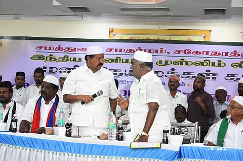 பட விளக்கம்: விழுப்புரத்தில் நடைபெற்ற இப்தார் நோன்பு நிகழ்ச்சியில் வாக்குவாதத்தில் ஈடுபட்ட அமைச்சர்கள் பொன்முடி மற்றும் மஸ்தான்.
