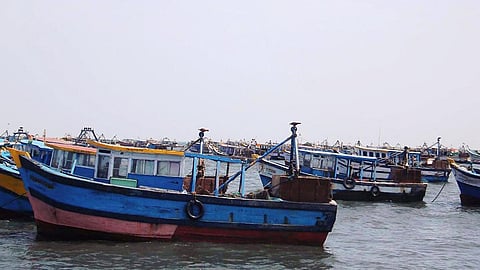 சிறை பிடிக்கப்பட்ட 24 தமிழக மீனவர் விடுதலை: படகு ஓட்டுநருக்கு சிறை தண்டனை விதிப்பு