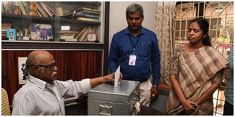 சேலத்தில் 85 வயதுக்கும் மேற்பட்டோர் மற்றும் மாற்றுத்திறனாளிகளிடம் தபால் வாக்கு பெறும் பணிகளை மாவட்ட தேர்தல் அதிகாரி கண்காணித்தார் | படம்: எஸ்.குரு பிரசாத்