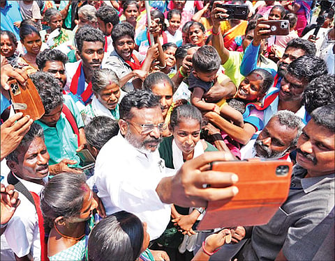 அரியலூர் மாவட்டம் அங்கனூரில் நேற்று பிரச்சாரம் மேற்கொண்டபோது மக்களுடன் செல்ஃபி எடுத்துக்கொண்ட சிதம்பரம் மக்களவைத் தொகுதி விசிக வேட்பாளர் திருமாவளவன்.