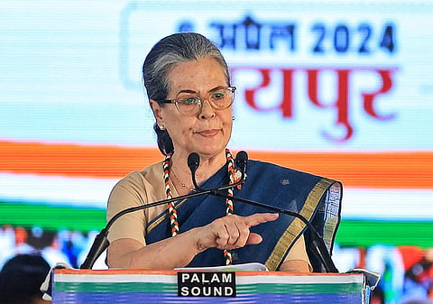 “நாட்டையும் ஜனநாயகத்தையும் பிரதமர் மோடி சிதைக்கிறார்” - சோனியா காந்தி தாக்கு