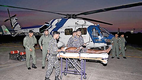 சென்னை அருகே கடல் பகுதியில் இதயநோயால் பாதிக்கப்பட்ட இலங்கை மீனவரை, இந்திய கடலோர காவல்படை வீரர்கள் பத்திரமாக மீட்டு சிகிச்சைக்காக மருத்துவமனையில் சேர்த்தனர்.