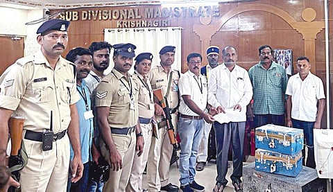 கிருஷ்ணகிரி மாவட்டம் காவேரிப்பட்டணத்தில் பறிமுதல் செய்யப்பட்ட ரூ.5.88 கோடி மதிப்புள்ள நகைகளை, உதவி தேர்தல் அலுவலர் பாபுவிடம் ஒப்படைத்த தேர்தல் பறக்கும் படையினர்.