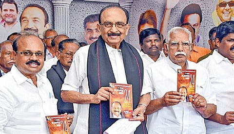 திருச்சியில் நேற்று மதிமுக தேர்தல் அறிக்கையை வெளியிட்ட வைகோ. படம்: ரா. செல்வமுத்துகுமார்