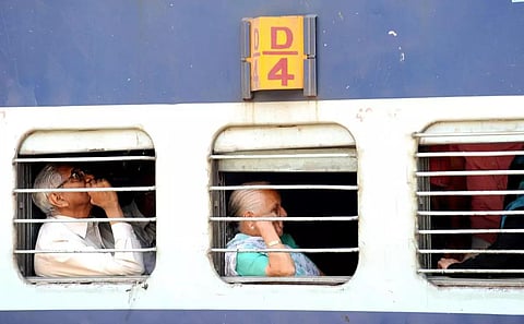 ரயிலில் மீண்டும் மூத்தகுடிகளுக்கு சலுகை: காங்கிரஸ் வாக்குறுதியும் பின்புலமும்