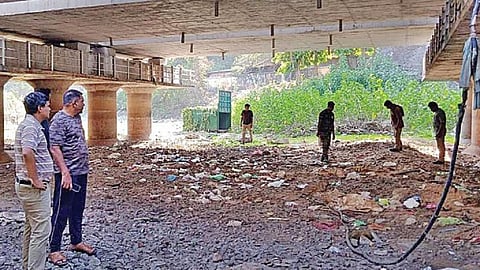 மயிலாடுதுறை ரயில்வே ஜங்ஷன் அருகில் காவிரி ஆற்றுப் பாலம் உள்ள பகுதியில், சிறுத்தை நடமாட்டம் இருந்ததற்கான தடயம் தொடர்பாக பார்வையிட்டு, ஆய்வு மேற்கொண்ட வனத் துறையினர்.