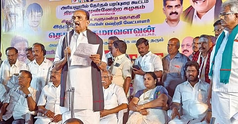 சிதம்பரம் தொகுதி விசிக வேட்பாளர் திருமாவளவனை ஆதரித்து அரியலூரில் நேற்று பிரச்சாரம் மேற்கொண்ட மதிமுக பொதுச் செயலாளர் வைகோ.