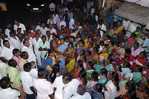 கரூர் தொகுதி காங்கிரஸ் வேட்பாளர் ஜோதிமணி வாகனம் மறிப்பு