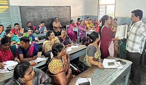மக்களவைத் தேர்தல் வாக்குப்பதிவில் பணிபுரியும் தேர்தல் அலுவலர்களுக்கான பயிற்சி வகுப்பு பல்லாவரம் பள்ளியில் நேற்று நடைபெற்றது. இதில் பெரும்புதூர் தொகுதி வாக்குசாவடிகளில் பணிபுரிபவர்களுக்கு வாக்கு இயந்திரங்கள் மூலம் தேர்தல் அதிகாரிகள் நேற்று பயிற்சியளித்தனர்.
| படம்: எம்.முத்துகணேஷ் |