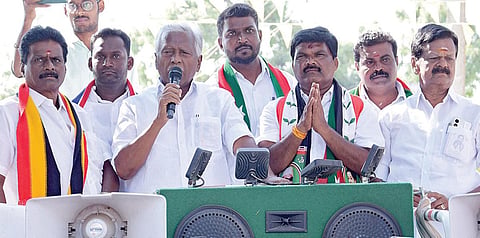 கிருஷ்ணகிரி அருகேயுள்ள கிட்டம்பட்டியில் அதிமுக வேட்பாளர் ஜெயப்பிரகாஷை ஆதரித்துப் பேசிய அக்கட்சியின் துணைப் பொதுச் செயலாளர் கே.பி.முனுசாமி.