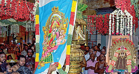 சமயபுரம் மாரியம்மன் கோயிலில் நேற்று நடைபெற்ற சித்திரை தேர்த் திருவிழா கொடியேற்றம். (உள்படம்) கிராம்பு, ஏலக்காய் மாலையுடன் சிறப்பு கேடயத்தில் உற்சவ அம்மன். படங்கள்: ர.செல்வமுத்துகுமார்