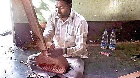 மகாராஷ்டிராவின் மீரஜ் நகரில் சிதார் கருவியை நேர்த்தியாக உருவாக்கும் கைவினைக் கலைஞர்.