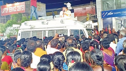 புதுக்கோட்டையில் நேற்று இரவு பிரச்சாரம் செய்த அமமுக பொதுச்செயலாளர் டிடிவி.தினகரன்.