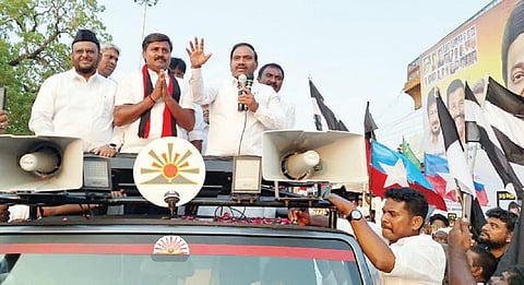 பெரம்பலூர் தொகுதிக்கு உட்பட்ட வி.களத்தூரில் திமுக வேட்பாளர் அருண்நேருவை ஆதரித்து நேற்று பிரச்சாரத்தில் ஈடுபட்ட திமுக துணைப் பொதுச்செயலாளர் ஆ.ராசா, மனித நேய மக்கள் கட்சி தலைவர் ஜவாஹிருல்லா ஆகியோர்.