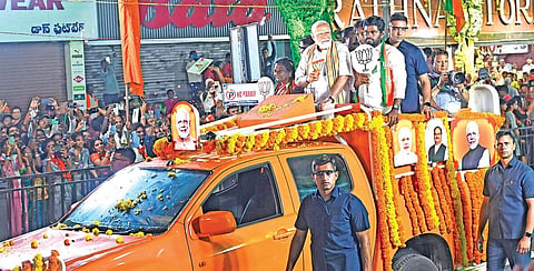 சென்னை பாண்டி பஜாரில் நேற்று மாலை ‘ரோடு ஷோ’ நடத்திய பிரதமர் மோடிக்கு சாலையின் இருபுறமும் திரண்டிருந்த பாஜகவினர் உற்சாக வரவேற்பு அளித்தனர். உடன் அண்ணாமலை, தமிழிசை சவுந்தரராஜன் ஆகியோர்.படம்: ம.பிரபு