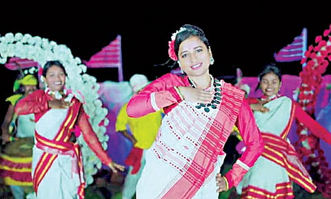 தனது வீடியோ பாடலில் ஆடி, பாடும் அம்பா பிரசாத்.