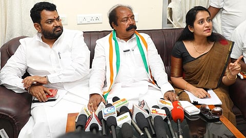 படவிளக்கம்: தமிழக காங்கிரஸ் தகவல் தொடர்பு ஒருங்கிணைப்பாளர் பவ்யா நரசிம்மமூர்த்தி கிருஷ்ணகிரியில் செய்தியாளர்களிடம் பேசினார். அருகில் காங்கிரஸ் வேட்பாளர் கோபிநாத்.