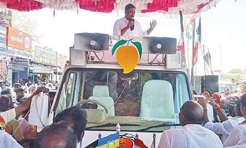 தருமபுரி மாவட்டம் அரூரில் நடந்த வாகன பிரச்சாரத்தில் பாமக வேட்பாளர் சவுமியாவுக்கு ஆதரவு கேட்டு அக்கட்சியின் மாநில தலைவர் அன்புமணி ராமதாஸ் வாக்கு சேகரித்தார்.