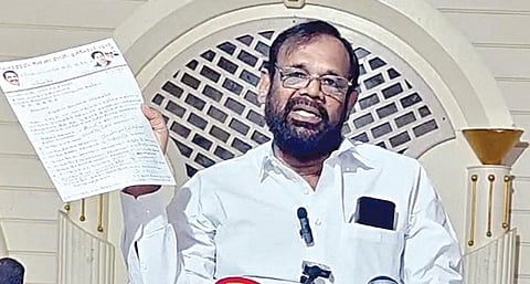 ஓசூரில் செய்தியாளர்களிடம் ராஜினாமா கடித நகலைக் காண்பித்த கர்நாடக மாநில அதிமுக செயலாளர் எஸ்.டி.குமார்.