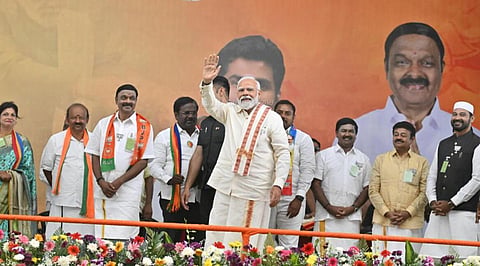 வேலூரில் நடந்த பொதுக் கூட்டத்தில் தே.ஜ.கூட்டணி வேட்பாளர்கள் சவுமியா (தருமபுரி), ஏ.சி.சண்முகம் (வேலூர்), நரசிம்மன் (கிருஷ்ணகிரி), பாலு(அரக்கோணம்), அஸ்வத்தாமன்(தி.மலை), கணேஷ்குமார்(ஆரணி) ஆகியோரை ஆதரித்து பிரச்சாரம் செய்த பிரதமர் மோடி.படம்: வி.எம்.மணிநாதன்