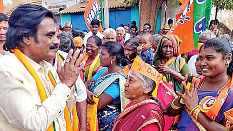 சிவகங்கை அருகே மதகுபட்டியில் வாக்குச் சேகரித்த பாஜக வேட்பாளர் தேவநாதன்.