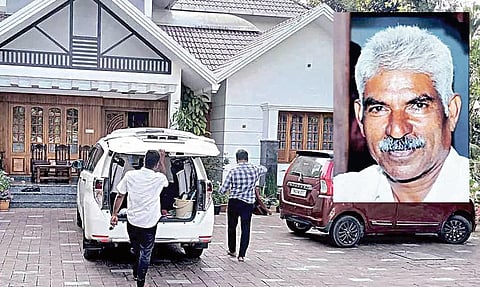 கூடலூரில் வருமான வரித் துறையினர் நேற்று சோதனை மேற்கொண்ட முன்னாள் ஊராட்சி தலைவர் தாமஸ் வீடு. (உள்படம்) தாமஸ்.