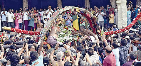 மன்னார்குடியில் வெண்ணெய் திருடும் கண்ணன் அலங்காரத்தில், வெள்ளிக் குடத்தை ஏந்திவந்த ராஜகோபால சுவாமி மீது வெண்ணெய் வீசி வழிபாடு செய்த பக்தர்கள்.