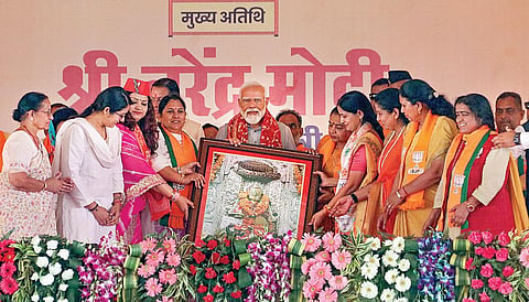 உத்தராகண்ட் மாநிலம் ரிஷிகேஷில் நேற்று நடைபெற்ற பாஜக பிரச்சார கூட்டத்தில் பிரதமர் நரேந்திர மோடி பங்கேற்றார். அப்போது கட்சியின் பெண் நிர்வாகிகள் அவருக்கு நினைவு பரிசினை வழங்கினர். படம்: பிடிஐ