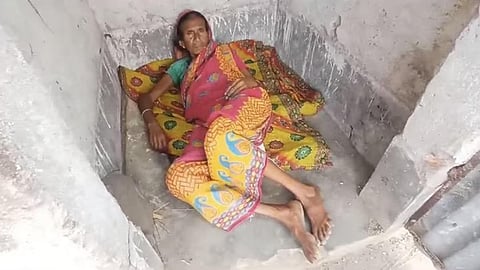 மழையில் கரைந்த மூதாட்டியின் மண் வீடு - ஓர் ஆண்டாக கழிவறையே அடைக்கலம் @ மேற்கு வங்கம்