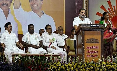 கோவையில் நடந்த பிரச்சாரப் பொதுக் கூட்டத்தில் காங்கிரஸ் மூத்த தலைவர் ராகுல் காந்தி உரையாற்றினார். | படம்: எம்.பெரியசாமி