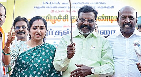 தென்சென்னை தொகுதி திமுக வேட்பாளர் தமிழச்சி தங்கபாண்டியனை ஆதரித்து, விருகம்பாக்கத்தில் விசிக தலைவர் திருமாவளவன் பிரச்சாரம் செய்தார். உடன் அமைச்சர் மா.சுப்பிரமணியன் உள்ளிட்டோர்.