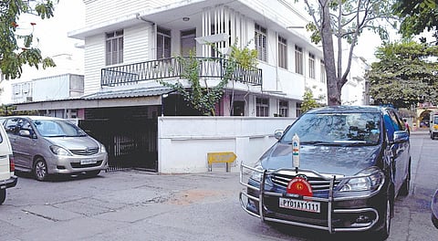 புதுச்சேரி இளங்கோ நகரில் வருமான வரித் துறையினர் சோதனை மேற்கொண்ட, காங்கிரஸ் வேட்பாளர் வைத்திலிங்கத்தின் சகோதரி வீடு.படங்கள்: எம்.சாம்ராஜ்