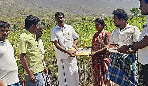 பாப்பிரெட்டிப்பட்டி தொகுதி அஸ்தகிரியூர் கிராமத்தில் பிரச்சாரத்தில் ஈடுபட்ட கட்சியினர்.
