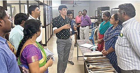 சென்னை மாவட்ட தேர்தல் அலுவலர் ஜெ.ராதாகிருஷ்ணன், தேர்தல் நடத்தும் அலுவலர் (மத்திய சென்னை) அலுவலத்தில் நேற்று நடைபெற்ற காவல் துறையினருக்கான தபால் வாக்குப்பதிவை பார்வையிட்டு ஆய்வு மேற்கொண்டார்.