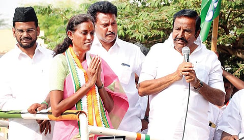 மணப்பாறை தொகுதி வையம்பட்டி பகுதியில் காங்கிரஸ் வேட்பாளர் ஜோதிமணியை ஆதரித்து நேற்று பிரச்சாரம் செய்த அமைச்சர்கள் கே.என்.நேரு, அன்பில் மகேஸ் பொய்யாமொழி.