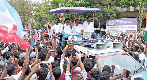 கடலூர் மாவட்டம் காட்டுமன்னார்கோவிலை அடுத்த ஸ்ரீ முஷ்ணம் பகுதியில் வாக்கு சேகரிப்பில் ஈடுபட்ட விடுதலை சிறுத்தைகள் கட்சி வேட்பாளர் திருமாவளவன்.