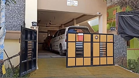 கோவை சிவானந்தா காலனி பகுதியில் வருமான வரித் துறையினர் சோதனை மேற்கொண்ட திமுக கவுன்சிலர் மீனா லோகு வீடு.