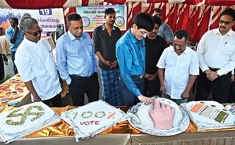 தேர்தலில் வாக்காளர்கள் 100% வாக்களிப்பதன் அவசியம் குறித்து இட்லி மூலம் வாக்காளர்களிடையே விழிப்புணர்வை ஏற்படுத்தும் விதமாக தேர்தல் விழிப்புணர்வு இட்லி கண்காட்சி சென்னை மெரினா கடற்கரையில் நேற்று நடைபெற்றது. இதை மாவட்ட தேர்தல் அதிகாரி ஜெ.ராதாகிருஷ்ணன் தொடங்கி வைத்து பார்வையிட்டார். படம்: எஸ்.சத்தியசீலன்