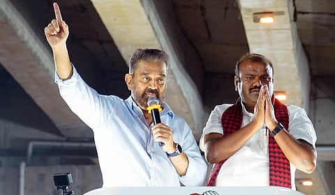 பொள்ளாச்சியில் திமுக வேட்பாளர் ஈஸ்வரசாமியை ஆதரித்து நேற்று பிரச்சாரம் செய்த மக்கள் நீதி மய்யம் கட்சியின் தலைவர் கமல்ஹாசன்.