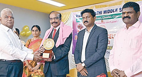 விஸ்வபாரதி நடுநிலைப் பள்ளியின் 80-ம் ஆண்டு விழாவில், சென்னை
உயர் நீதிமன்ற முன்னாள் நீதிபதி பெரிய கருப்பையாவுக்கு பள்ளியின் தாளாளர் கே.பி.சந்திரசேகரன் நினைவுப்பரிசு வழங்கினார். உடன் சென்னை
விஐடி பல்கலைக்கழகத்தின் சட்டக் கல்லூரி டீன் ரபிராஜ், கற்பகம் உயர்
கல்வி அகாடமி ஜோதிடவியல் துறை தலைவர் கே.பி.வித்யாதரன் மற்றும் வாணி பெரிய கருப்பையா. படம்: எஸ்.சத்தியசீலன்