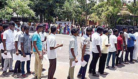 நீட் தேர்வும் அரசியல் நகர்வுகளும்
