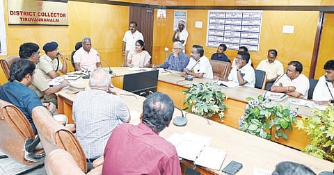 திருவண்ணாமலையில் சித்ரா பவுர்ணமியையொட்டி முன்னேற்பாடு பணிகள் குறித்த ஆய்வு கூட்டத்தில் பேசும் ஆட்சியர் தெ.பாஸ்கர பாண்டியன்.
