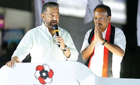 மக்கள் நீதி மய்யத்தின் தலைவர் கமல்ஹாசன் கோவை திமுக வேட்பாளர் கணபதி ராஜ்குமாரை ஆதரித்து காளப்பட்டி சந்திப்பு பகுதியில் நேற்று பிரச்சாரம் செய்தார்.