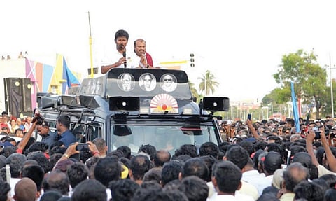 உடுமலை மத்தியப் பேருந்து நிலையத்தில் தேர்தல் பிரச்சாரம் மேற்கொண்ட விளையாட்டுத் துறை அமைச்சர் உதயநிதி ஸ்டாலின். உடன் திமுக வேட்பாளர் ஈஸ்வரசாமி. படம்: எம்.நாகராஜன்
