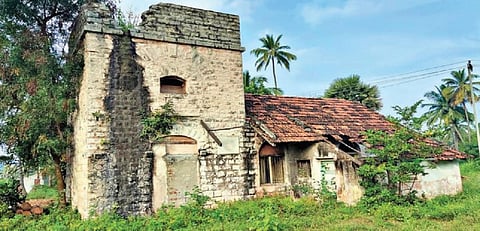 பர்கூர் அருகே சேதமடைந்த நிலையில் உள்ள ரயில் நிலைய கட்டிடம். (கோப்புப் படம்)